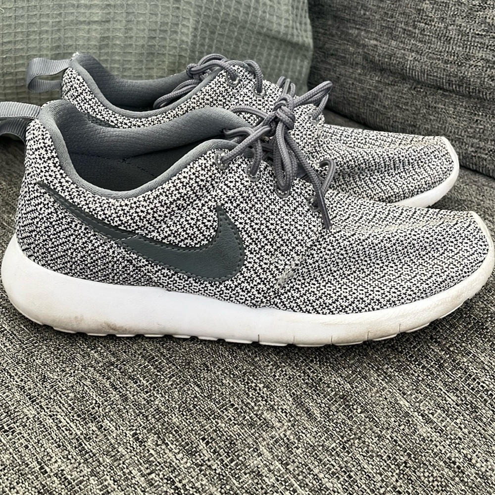 Grey-Nike roshe